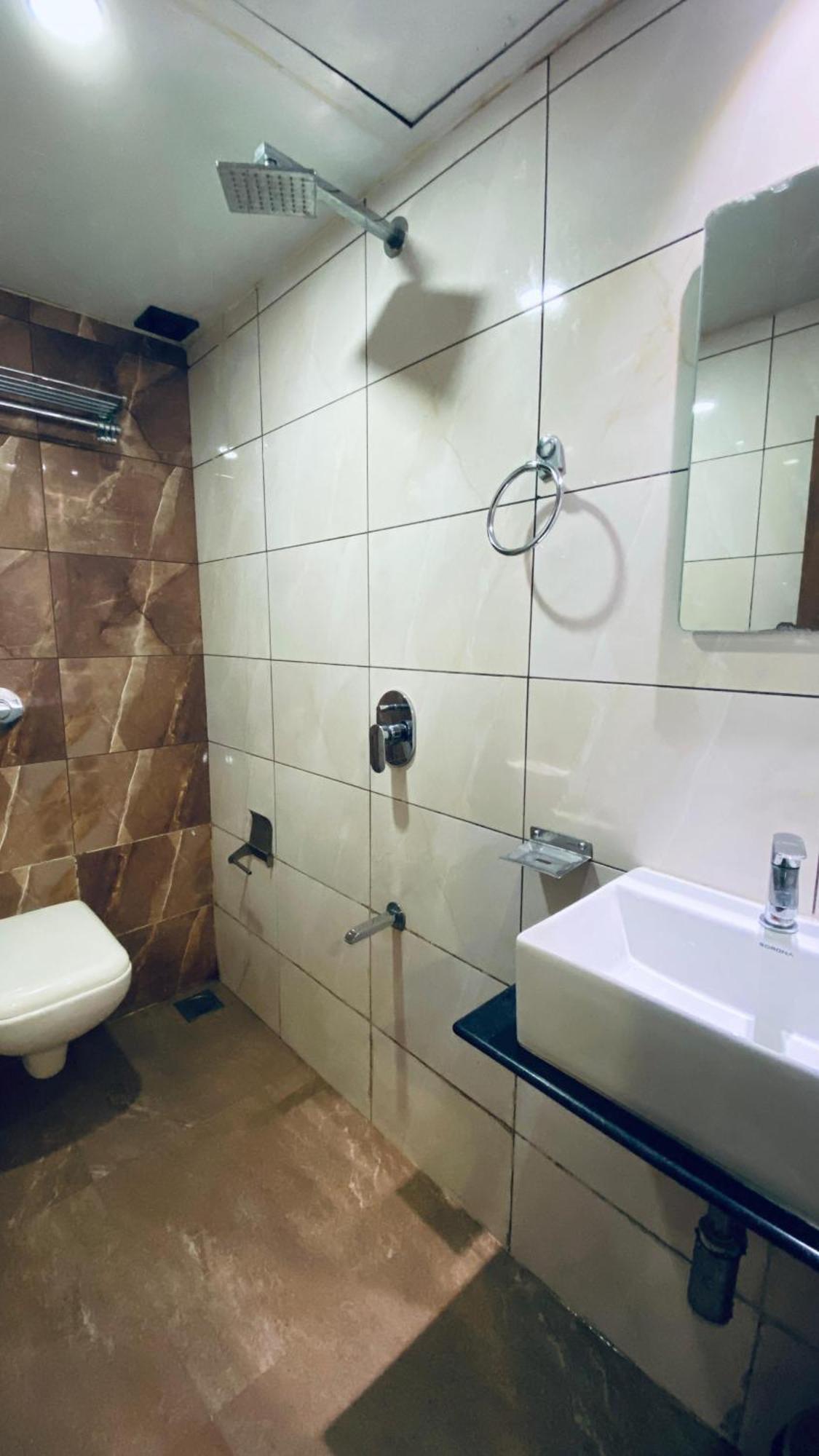Palm Breeze Hotel - Colaba 뭄바이 외부 사진